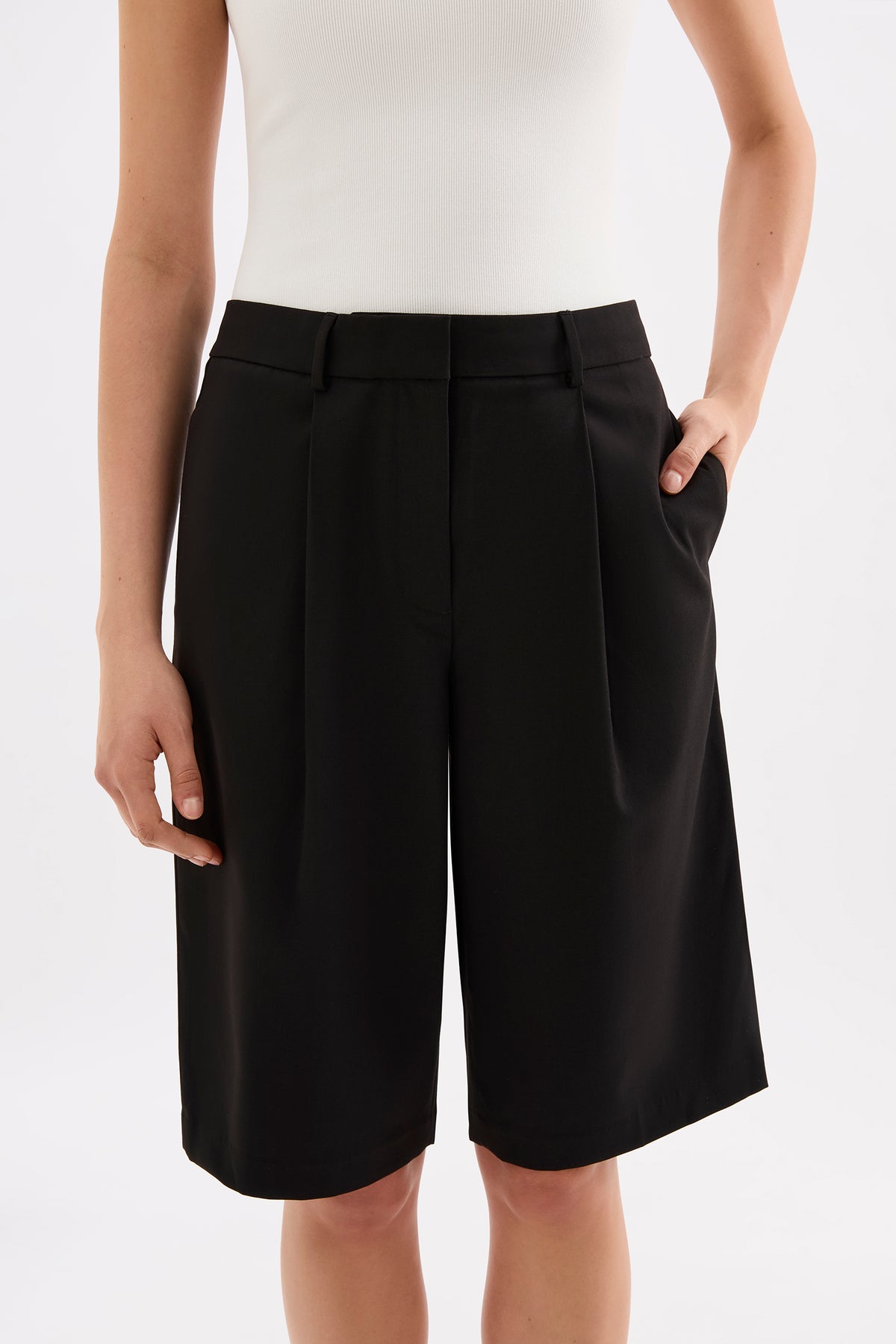 Manon Bermuda Short Black 