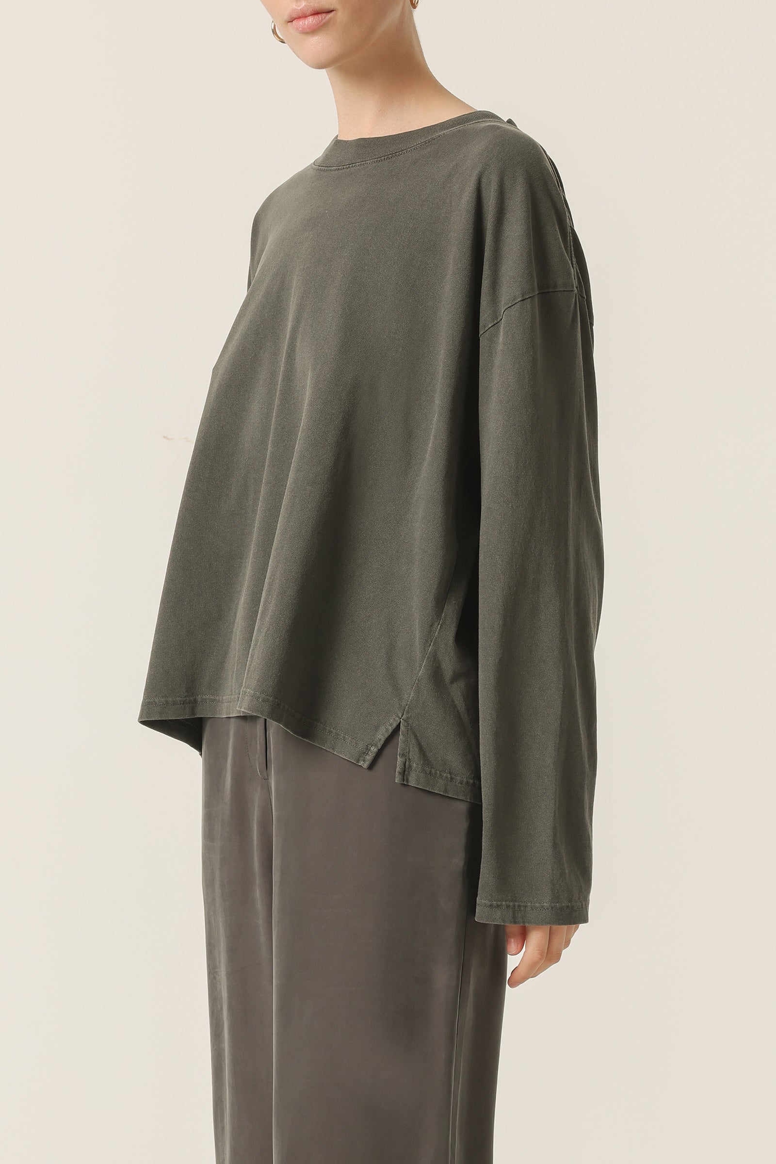 Nude Lucy Spence Organic Washed Tee In A Dark Grey In A Brown Coal Colour 