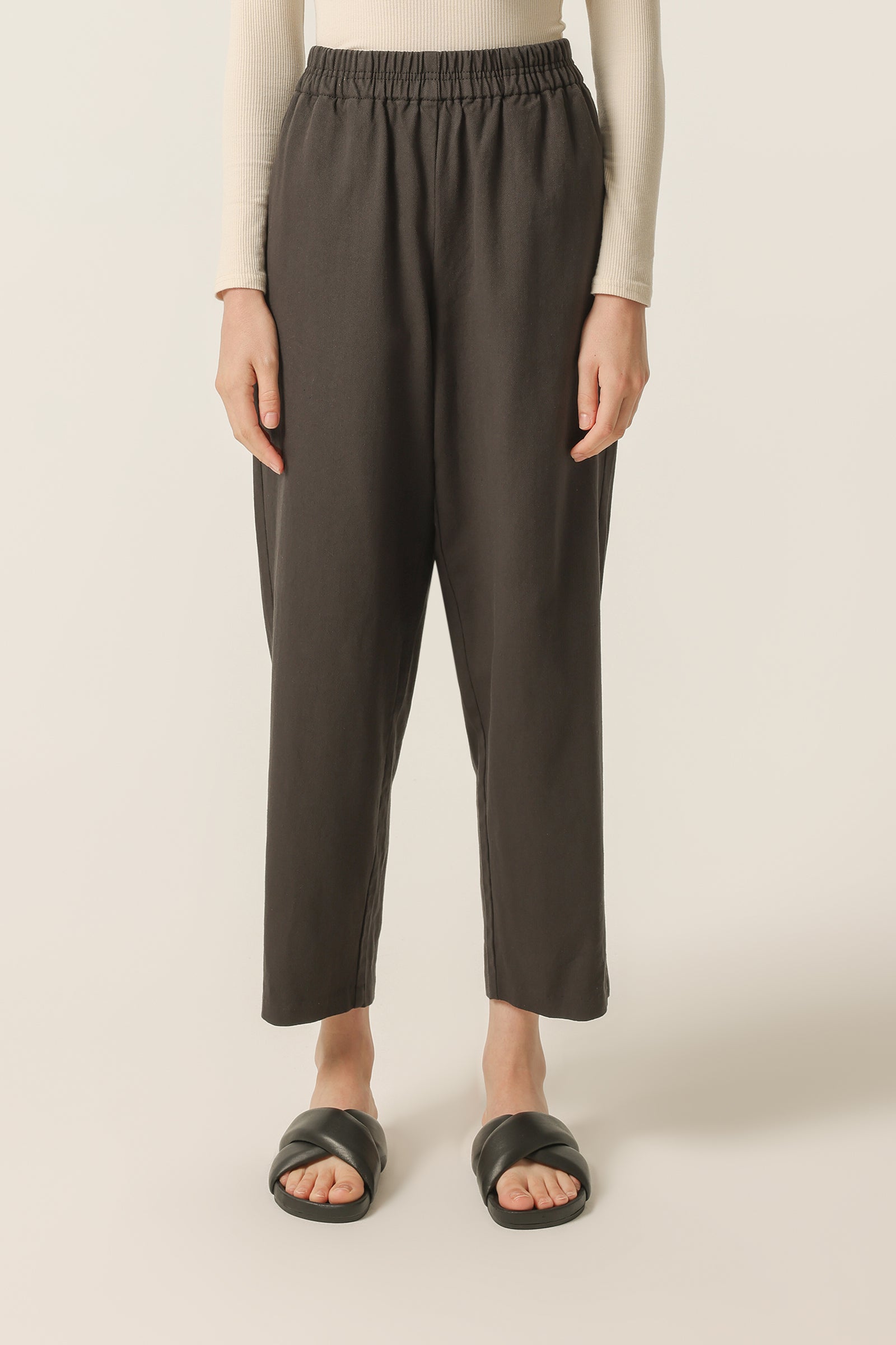 Nude Lucy Denver Pant In A Dark Grey In A Brown Coal Colour 