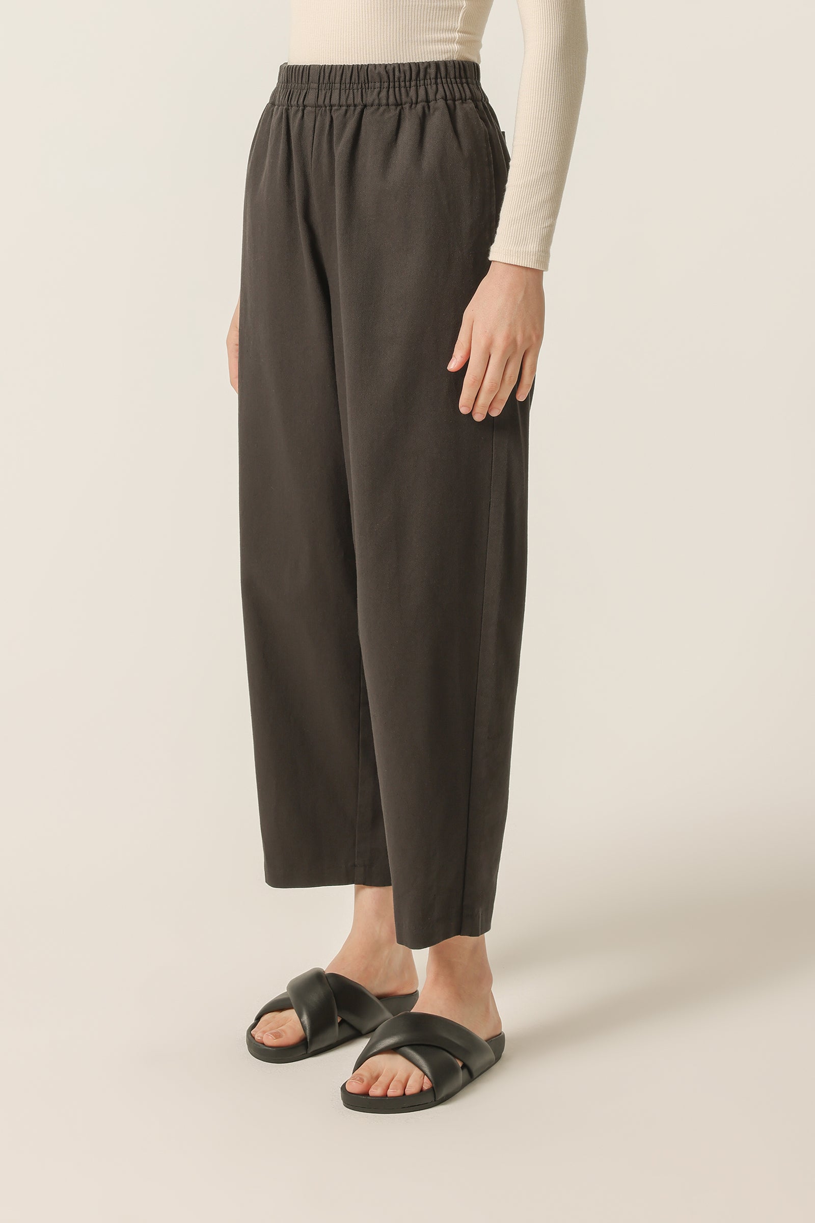 Nude Lucy Denver Pant In A Dark Grey In A Brown Coal Colour 