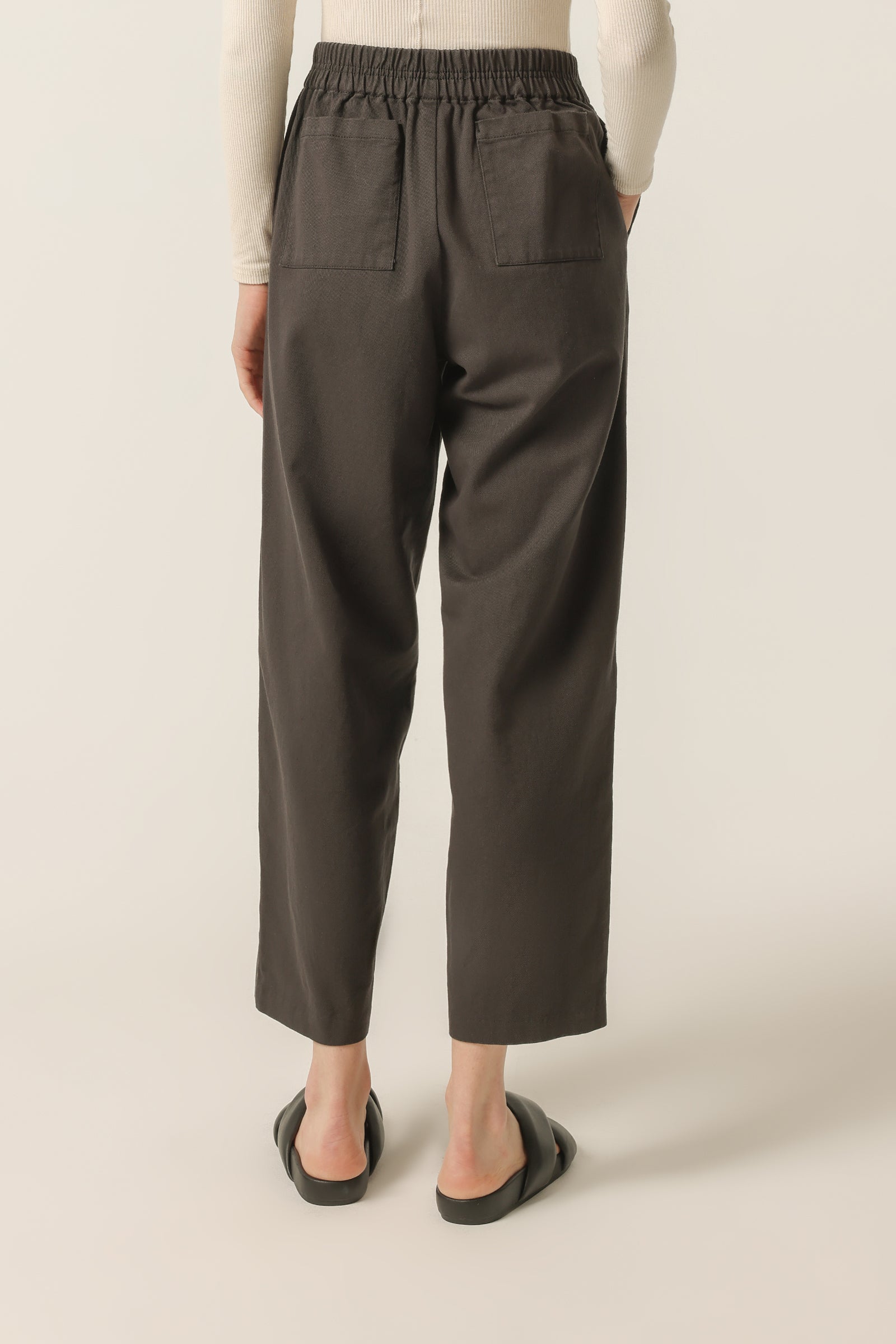 Nude Lucy Denver Pant In A Dark Grey In A Brown Coal Colour 