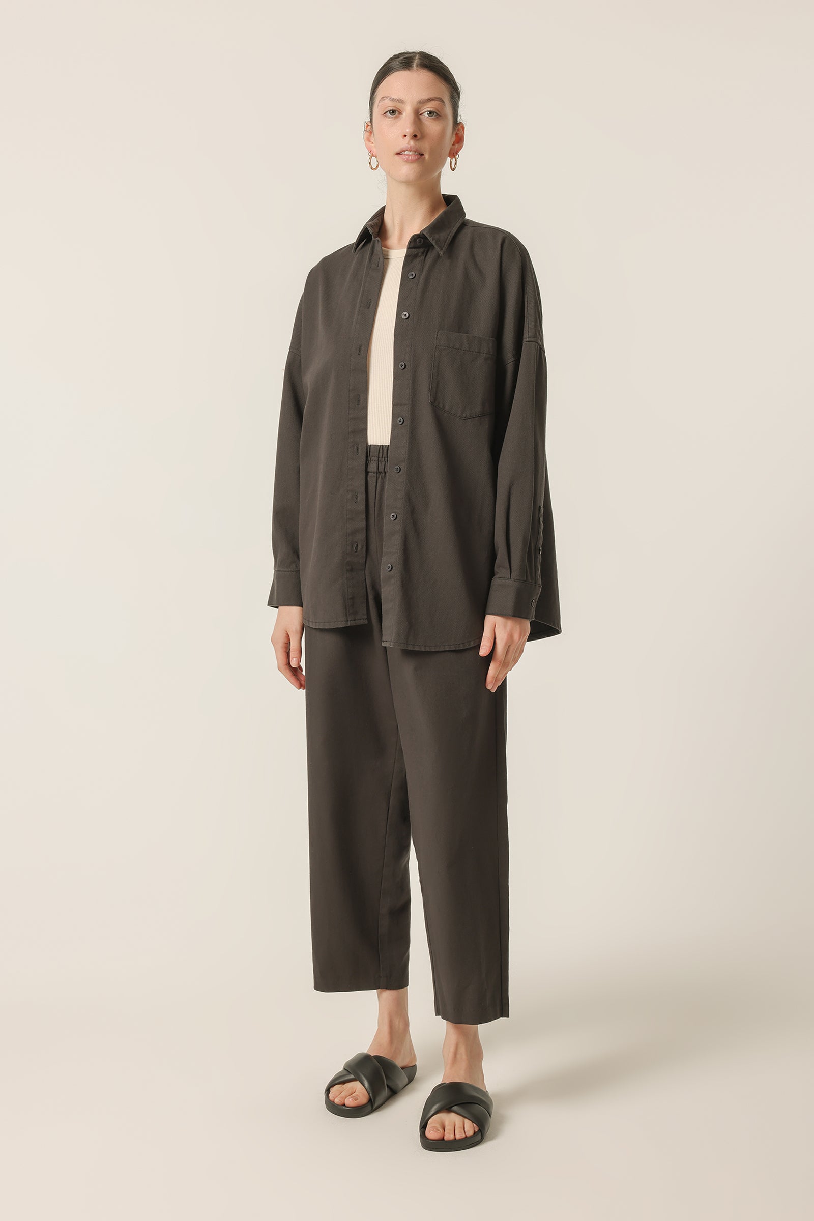 Nude Lucy Denver Pant In A Dark Grey In A Brown Coal Colour 