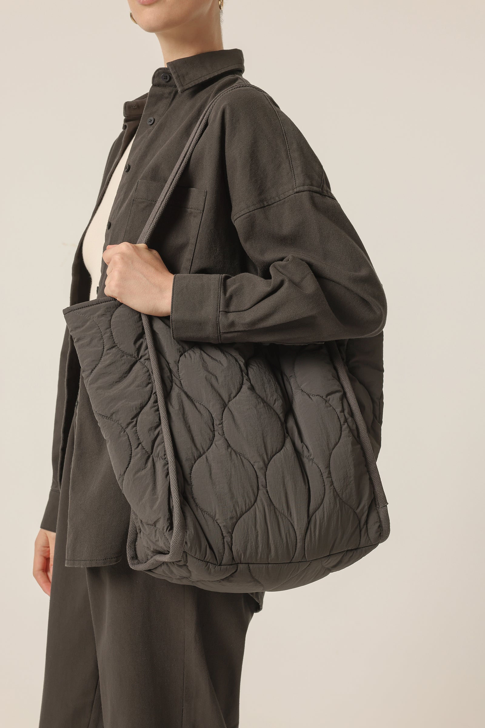 Nude Lucy Nude Puffer Tote In A Dark Grey In A Brown Coal Colour 