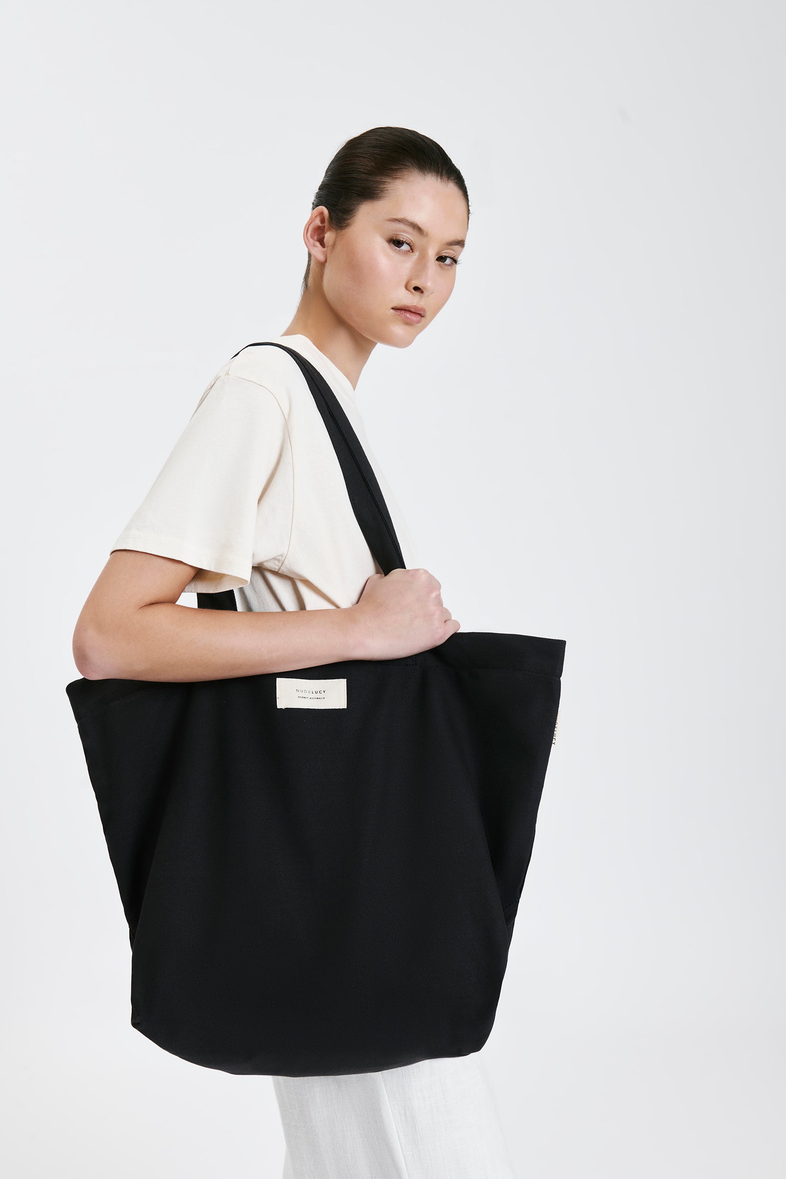 Nude Lucy Nude Travel Tote In A Dark Grey In A Brown Coal Colour 