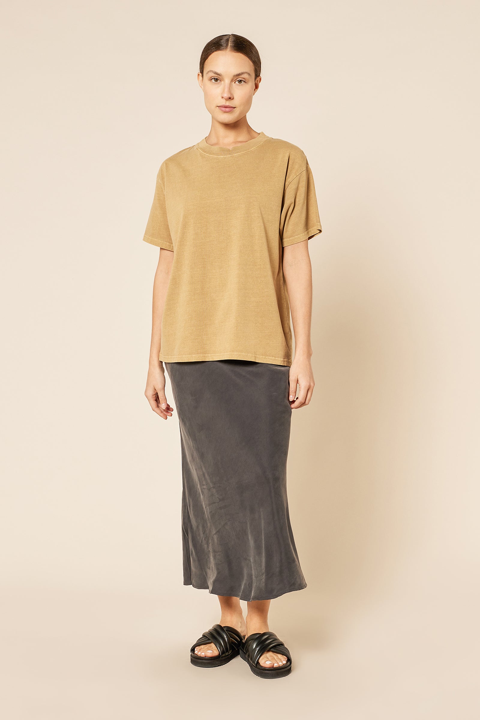 Nude Lucy Frankie Organic Washed Bf Tee In A Brown Oak Colour 